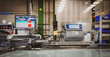 Schermi di computer che mostrano il software ERP utilizzato per la gestione di una linea di produzione industriale.