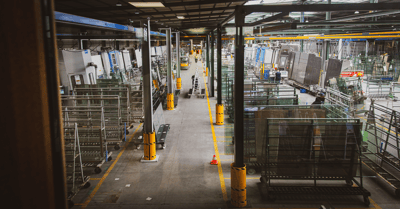 Come identificare i colli di bottiglia attraverso il monitoraggio della produzione nella lavorazione del vetro?