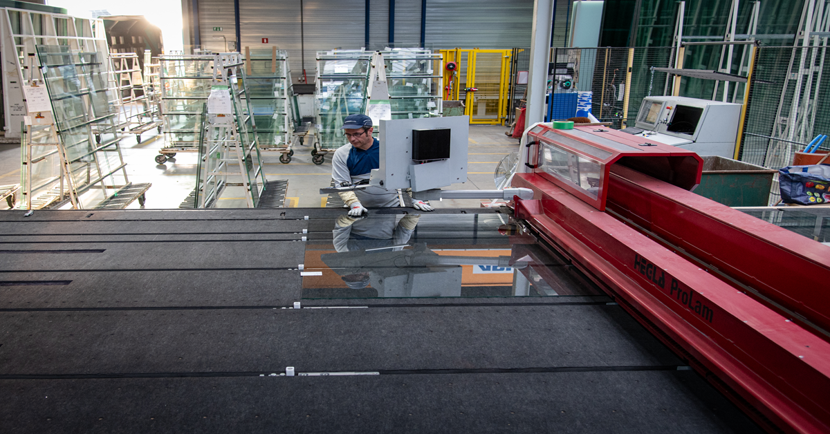 Tavolo da taglio in uno stabilimento di lavorazione del vetro, con una postazione di lavoro dotata di un ERP che ottimizza il lavoro di taglio.