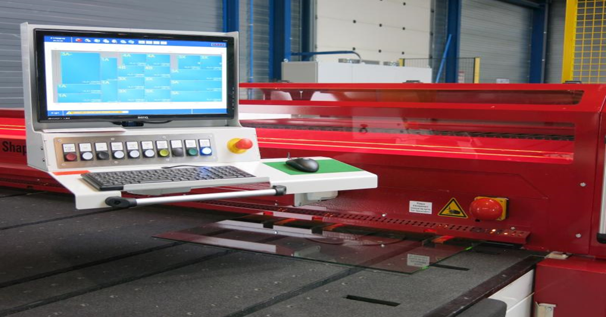 Postazione di lavoro situata in una fabbrica con uno schermo che visualizza un sistema ERP in esecuzione, utilizzato per controllare le operazioni di produzione