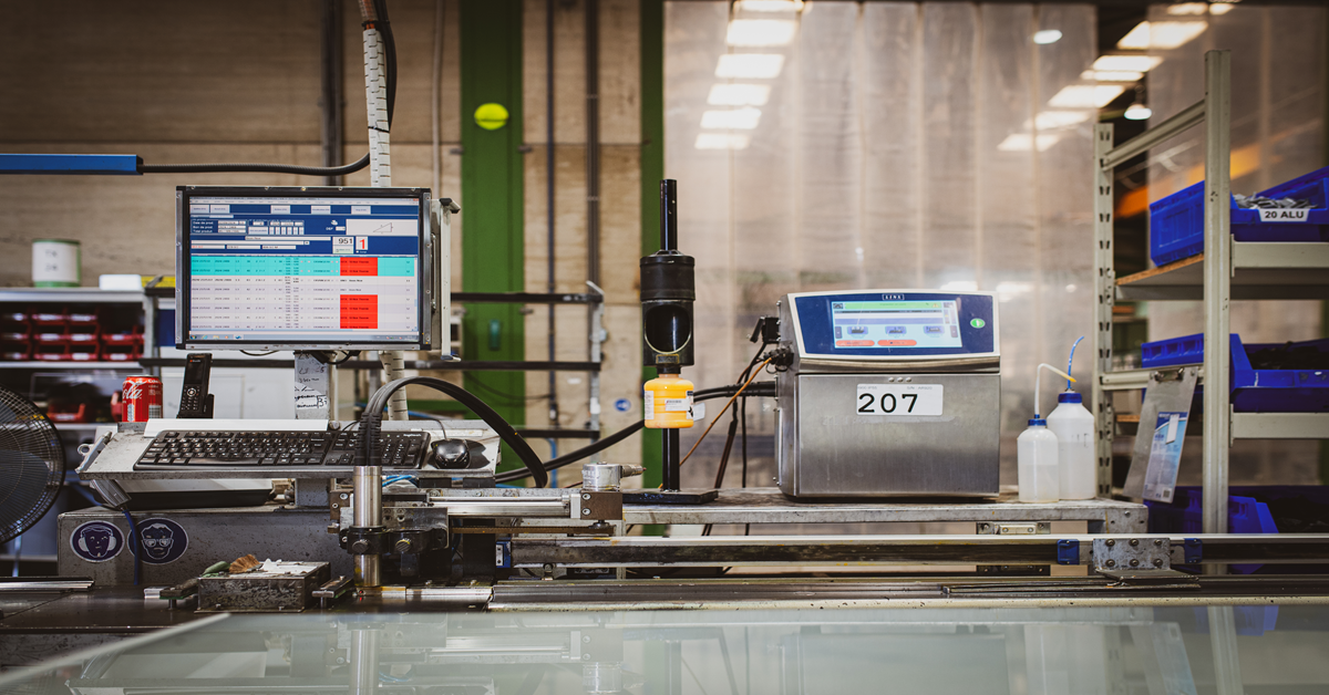 Schermi di computer che mostrano il software ERP utilizzato per la gestione di una linea di produzione industriale.